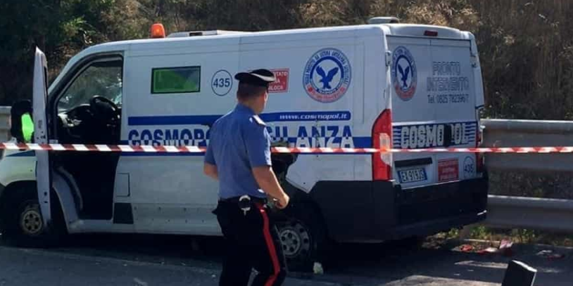 Tir blocca la strada, chiodi a tre punte e spari di Kalashnikov: ma la rapina da film fallisce