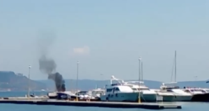 Baia, perde il controllo della barca e si schianta sulla banchina: scafo in fiamme