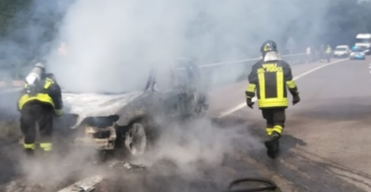 Auto in fiamme in autostrada, provvidenziale l'intervento dei pompieri
