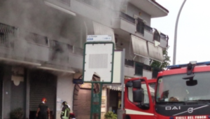 Melito, a fuoco una pasticceria: per fortuna era chiusa per ferie