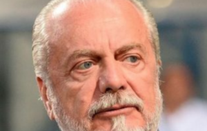 C’è una sola persona che conduce “reiterati ed offensivi attacchi alla città e ai napoletani”, ed è, purtroppo, il suo sindaco, il quale, anziché provare a rimediare agli innumerevoli disastri amministrativi della sua gestione (dal sudiciume di una città invasa dai rifiuti alla incapacità di vendere i beni pregiati del patrimonio disponibile - salvo consentire alla partecipata Mostra d’Oltremare di svendere l’Arena Flegrea -; dal disastro dei trasporti pubblici, perpetrato al cospetto di turisti inorriditi da un simile livello di inefficienza, alla incapacità di chiudere i cantieri, come il recente caso di via Marina dimostra con irrefutabile e imbarazzante evidenza; e si potrebbe continuare a lungo), trova il tempo per polemizzare, con querula civetteria, con il presidente della Società Sportiva Calcio Napoli, strizzando l’occhio alla sedicente curva B, espressione usurpata in deliranti comunicati da frange opache e discusse della tifoseria, da cui la società ha da tempo preso le distanze e che certamente non rappresentano i tantissimi tifosi per bene e corretti che affollano lo stadio, compresa detta curva, a sostegno della squadra. Il sindaco di Napoli mette in pratica una tecnica collaudata: per nascondere inadempienze, ritardi e omissioni imputabili alla sua cattiva amministrazione anche sul tema dello stadio (basti pensare al caso dei seggiolini, che tre anni fa un Comune in sostanziale dissesto millantava di realizzare con il fantomatico ricorso al Credito Sportivo, salvo essere con ignominia sbugiardato dai fatti e costringere il Napoli a indicare ogni anno cautelativamente lo stadio palermitano per iscriversi al campionato e disputare le partite di coppa), prova a spostare l’attenzione e a fomentare critiche e dissenso verso la società e il suo presidente, creando divisioni forzate e artificiose che certamente non contemplano, tra gli obiettivi, il bene della squadra e il suo successo. Il presidente del Napoli – è chiaro a tutti, tranne a chi sia in malafede – non ha affatto attaccato la città e i napoletani, come l’egolatria del primo cittadino lo spinge a dire. Del resto, perché mai dovrebbe? Il presidente, com’è suo diritto – e, anzi, com’è suo dovere, a tutela proprio della società, della città e dei tifosi del Napoli –, ha ripetutamente criticato una pessima gestione amministrativa, soprattutto sul tema dello stadio, che, caso unico in Italia, da anni versa – per esclusiva responsabilità del sindaco e dei suoi collaboratori – in una situazione di umiliante degrado, creando alla società e alla città un enorme danno di immagine (quando bisognerà ospitare squadre europee blasonate e prestigiose, abituate a impianti di assoluta eccellenza, sarà inevitabile provare un sentimento di profonda vergogna per le condizioni dell’impianto comunale). Solo per l’intervento della Regione e del presidente De Luca sarà possibile sostituire, così come prescrive la normativa Uefa, i seggiolini del San Paolo, cosa che non solo il Comune non ha fatto, ma, in un ridicolo impeto di inconcludente esaltazione, ha impedito di fare al Calcio Napoli nell'ambito di un più ampio progetto di ristrutturazione dell'impianto. Per il resto, non si sa ancora con certezza quali lavori saranno fatti, con quali tempi, con quali soldi, il che impedisce alla società perfino di programmare la vendita degli abbonamenti. È ugualmente chiaro a tutti – tranne a chi riduca la politica a piccole beghe di cortile o a prosopopeica e inconcludente autocelebrazione – qual è il risultato concreto (non le chiacchiere) del lavoro svolto dal presidente De Laurentiis nel territorio della città: l'attività svolta dal Napoli genera interesse nazionale e internazionale, crea posti di lavoro, produce un'economia indotta rilevante, semina i principii sani dello sport nelle nuove generazioni e molto altro. La pulsione populistica del sindaco e del suo assessore al ramo giunge al punto di additare l'obiettivo societario di conseguimento di utili come una "macchia" di cui avere vergogna. In disparte l’ovvio rilievo che, se sapessero generare lui e la sua giunta utili nella gestione comunale, potrebbero forse assicurare almeno qualche servizio decente, l’uno e l’altro mostrano chiaramente, con questo tipo di argomenti, di ignorare due cose: la prima è che l’obiettivo di fare utili è posto dalla legge e dagli stringenti regolamenti che governano il calcio di oggi; la seconda è che gli utili realizzati sono stati tutti reinvestiti fino all'ultimo centesimo per fortificare il club. Ciò a conferma di quanto il Presidente tenga alla città di Napoli, ai Napoletani e ai tifosi “veri”. Insomma, parole in libertà, quelle del sindaco: stucchevoli, inconcludenti, inutili. Sesquipedalia verba, avrebbe detto Orazio. Le ultime, ci si augura; sperando in un soprassalto di lucidità e di dignità. Per il bene di Napoli e del Napoli, che – sempre a parole – dichiara di amare.