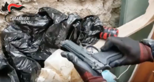 Ercolano, blitz dei carabinieri: trovati una pistola e una bomba carta