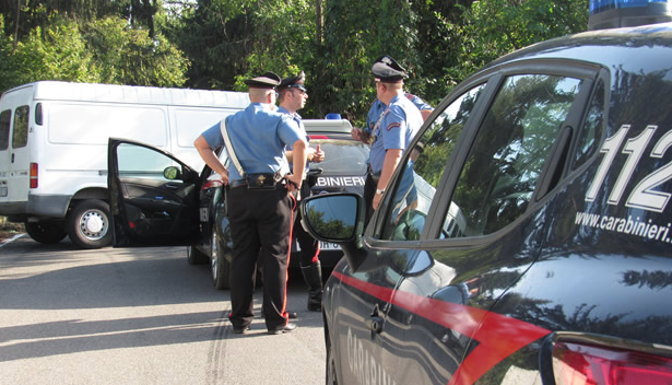 San Sebastiano al Vesuvio, colpi d'arma da fuoco contro auto: scatta l'indagine