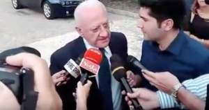 De Luca alla festa dell'Avanti, i temi: sicurezza, rifiuti e le 8 firme "contro il regime"