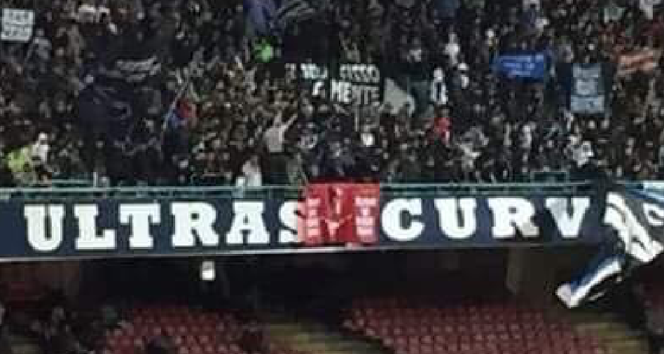 Napoli, gli ultras azzurri rubano la bandiera dei "Reds" a quelli del Liverpool