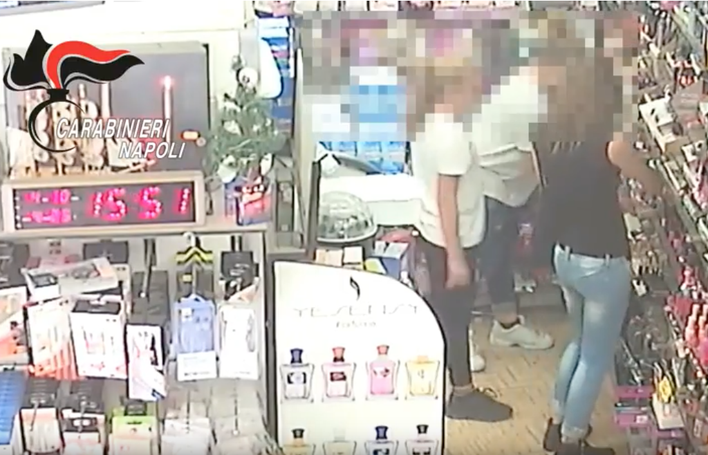Castellammare di Stabia, donna ruba in un negozio con la "distrazione" dei nipoti