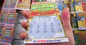 Entra dal tabacchi per comprare le sigarette ed esce con una vincita da 50mila euro