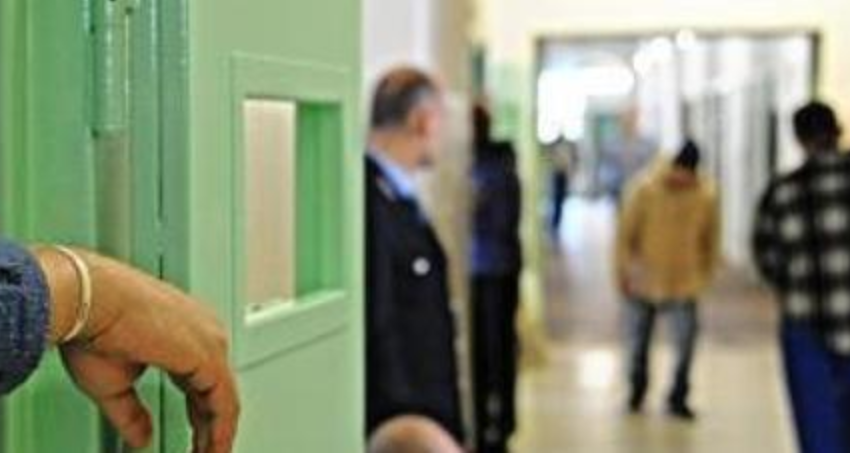 Carceri della Campania, droga e cellulari dalle perquisizioni: "Un telefonino in un pannolino"