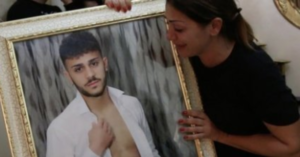 Raffaele Perinelli ucciso con una coltellata, il dolore della madre: "Voglio giustizia"Raffaele Perinelli ucciso con una coltellata, il dolore della madre: "Voglio giustizia"Raffaele Perinelli ucciso con una coltellata, il dolore della madre: "Voglio giustizia"