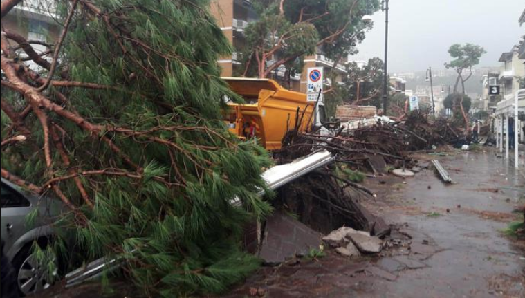 Trasporti in tilt, voragini e rischio inondazioni: i disastri del maltempo in Campania