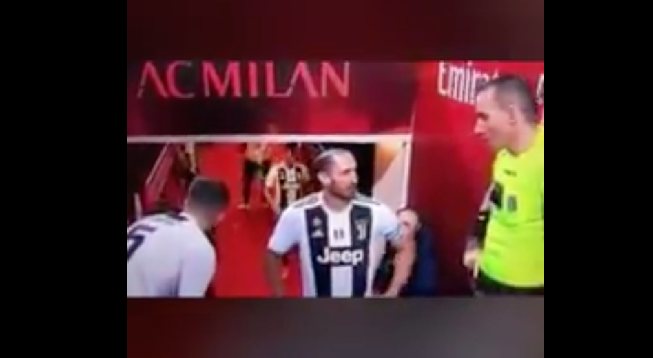 Chiellini - Mazzoleni, è polemica sul siparietto: "Il difensore dice all'arbitro cosa fare"