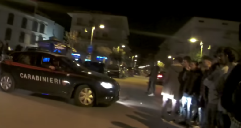 Pozzuoli super rissa a suon di sedie e bottiglie di vetro: 4 arresti