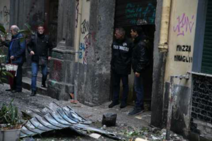 Napoli, paura al centro storico: bomba e colpi d'arma da fuoco contro un garage