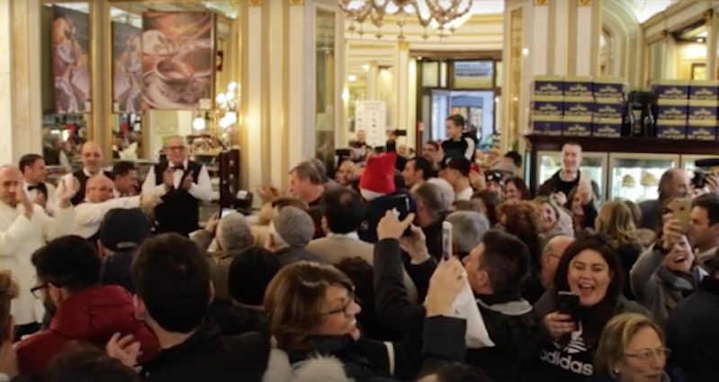 Gran Caffè Gambrinus, il flash mob ha incantato i turisti