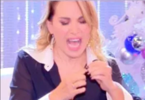 Incidente in diretta per Barbara D'Urso, la conduttrice si taglia un dito a "Pomeriggio 5"