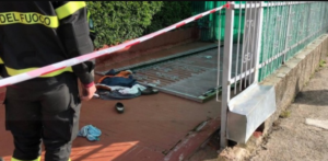 Mugnano, donna schiacciata dal cancello di casa: è tragedia