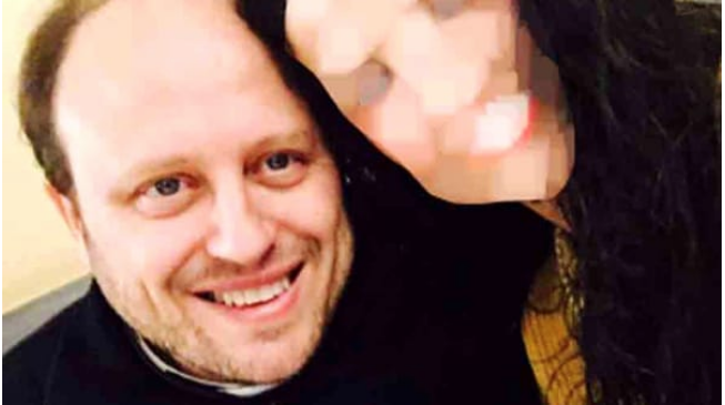 "Toccava le parti intime delle donne durante gli esorcismi", la confessione choc che inguaia padre Barone