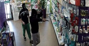 Mugnano, rapinano la farmacia e scappano: l'intervento dei carabinieri