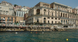 Altro che inverno, il pre - capodanno è al sole: i napoletani affollano spiagge e lidi