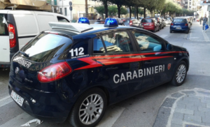 Secondigliano, non accetta la separazione e tenta di incendiare la casa di lei