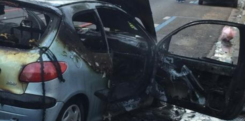 Torre del Greco, auto in fiamme: salvati madre e due figli piccoli