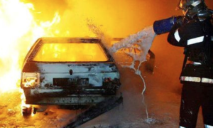 Sant'Antimo, getta un petardo dal balcone e distrugge la sua auto