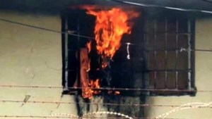 Detenuto si barrica in cella e appicca il fuoco, tempestivo l'intervento degli agenti penitenziari