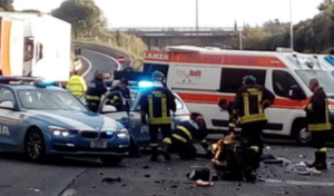 Incidente mortale sulla Domiziana, si schiantano con l'auto: è deceduta una ragazza