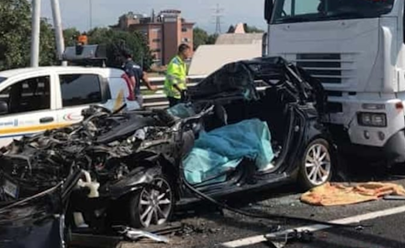 Incidente mortale in autostrada, scontro tra tir e automobile: una vittima
