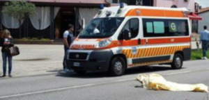 Attraversa la strada ma viene travolto e ucciso da un'auto