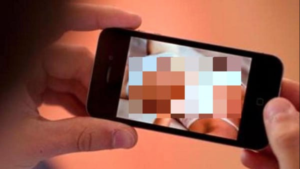 Inizia per gioco, ma il video "bollente" diventa virale: scandalo in una scuola del nolano