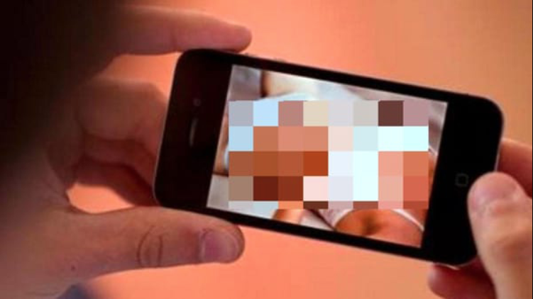 Inizia per gioco, ma il video "bollente" diventa virale: scandalo in una scuola del nolano