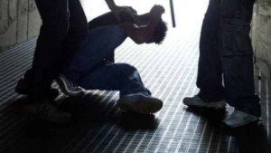 Torna a casa della ex per riprendere le sue cose e viene picchiato dal nuovo compagno della donna