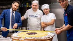 84 chili e 1 metro di diametro, a Napoli la zeppola più grande del mondo