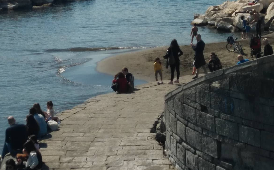 Napoli, ecco la primavera: sole e caldo spingono i napoletani al mare