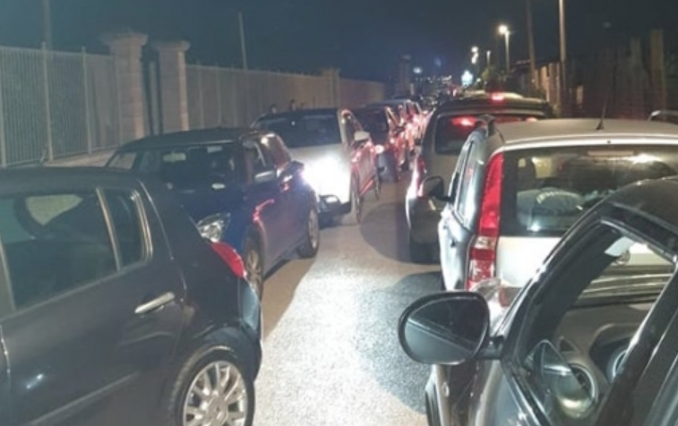 Licola-Varcaturo, è caos traffico all'uscita dei lidi: auto intrappolate
