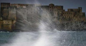 Napoli e Campania, proroga dell'allerta meteo per vento e mare