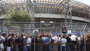 Stampelle vietate al tifoso disabile al San Paolo, la nota del Napoli: "Ci dispiace ma sono le regole"
