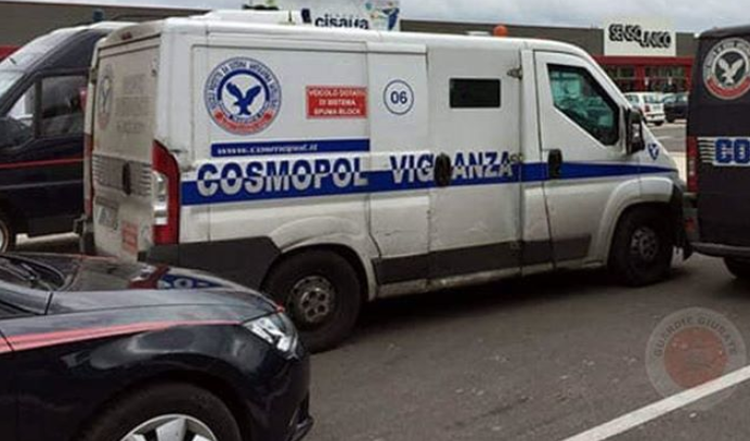 Assalto al portavalori e fuga con il bottino, un ferito: è caccia ai rapinatori