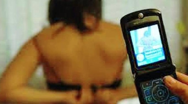 "Comprami l'auto o pubblico tutto", le minacce all'amante: arrestato