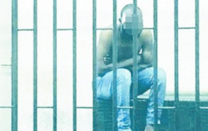 In Tribunale a torso nudo per il processo, la foto scandalo fa il giro del web