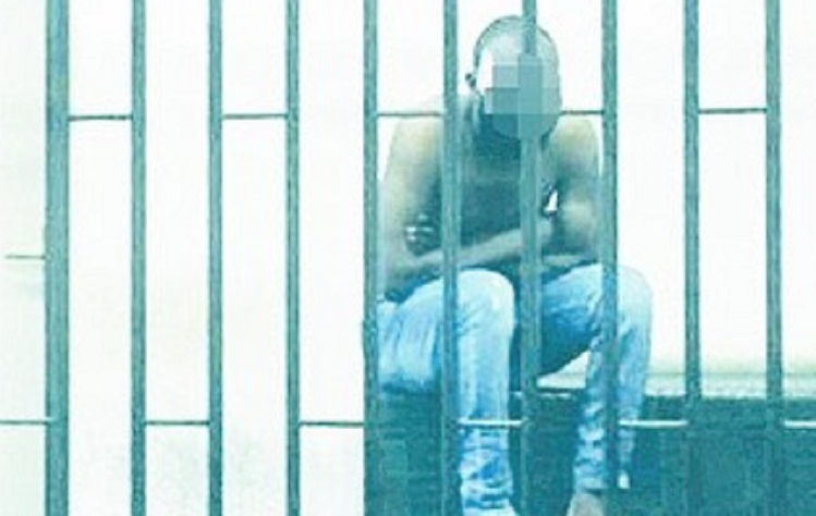 In Tribunale a torso nudo per il processo, la foto scandalo fa il giro del web