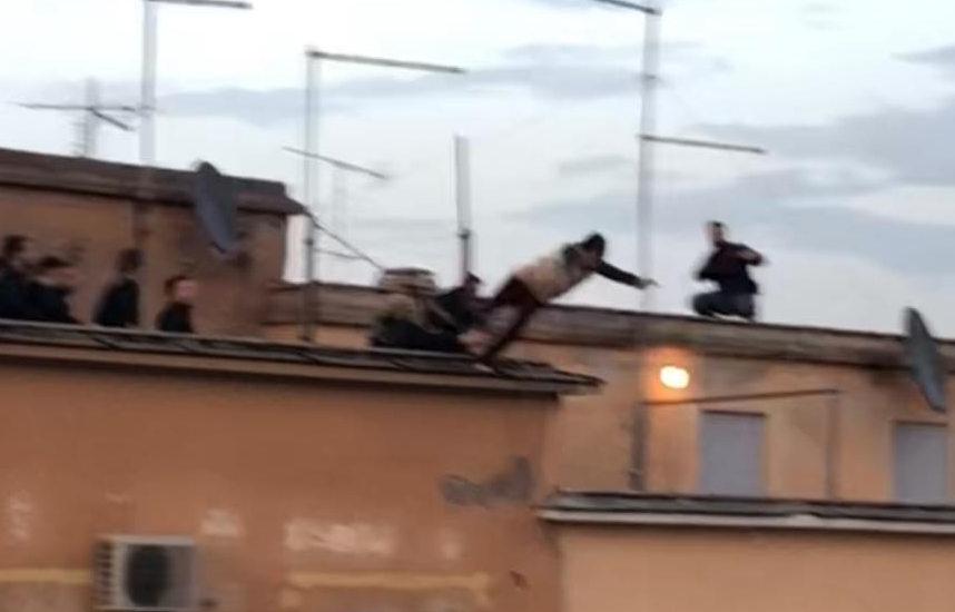 Tenta il suicidio, salvato in tempo dai carabinieri. Poi il morso al militare per il nervosismo