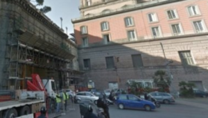 Paura a Napoli, uomo minaccia il suicidio dal Palazzo Reale: l'intervento della polizia
