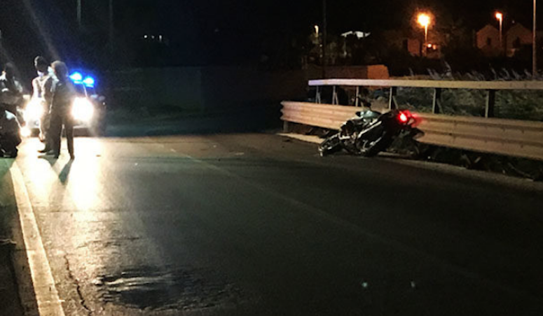 Tragedia in Irpinia, moto si schianta contro muretto: muore centauro napoletano