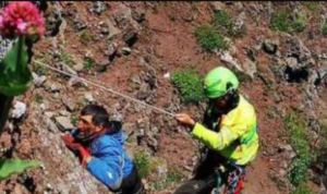 Si arrampica sul Vesuvio e si lancia nel cratere, gli alpini evitano la tragedia