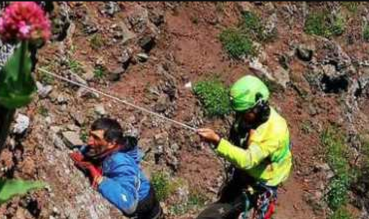 Si arrampica sul Vesuvio e si lancia nel cratere, gli alpini evitano la tragedia