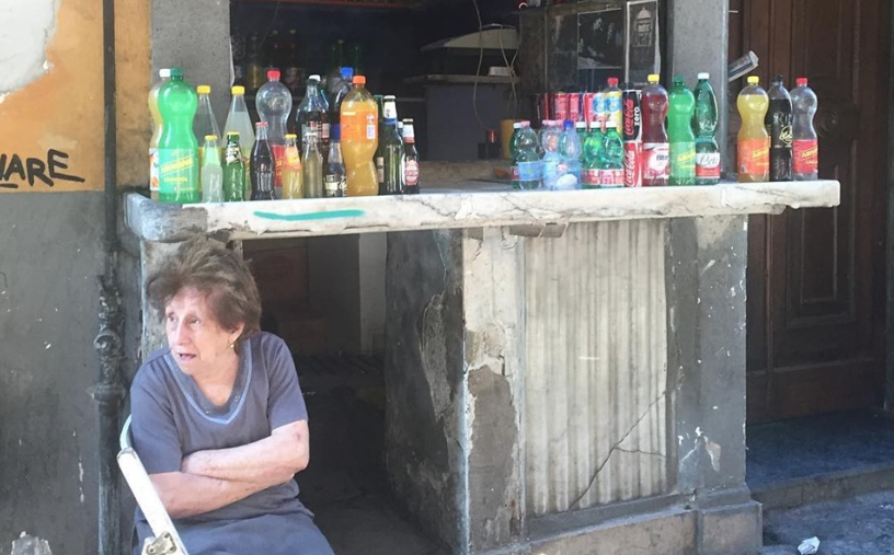 Addio 'Carmelina, leggenda del centro storico di Napoli: era l'"acquaiola" della città