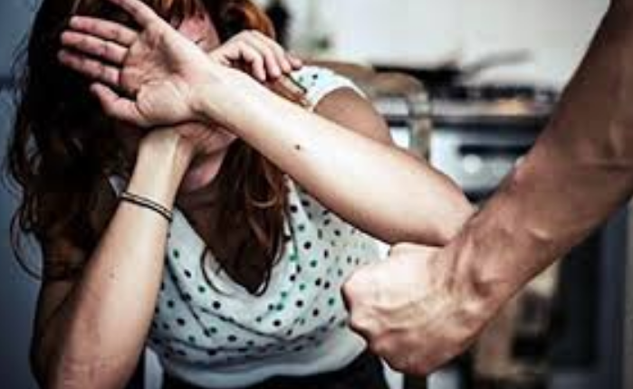 Prova a strozzare la moglie, lei scappa con le figlie: in fuga dal marito-padrone