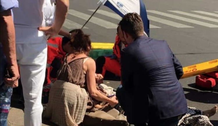 Auto travolge un'anziana davanti ad un ristorante, la donna è in fin di vita